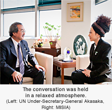 The conversation was held in a relaxed atmosphere. ((Left: UN Under-Secretary-General Akasaka, Right: MISIA)